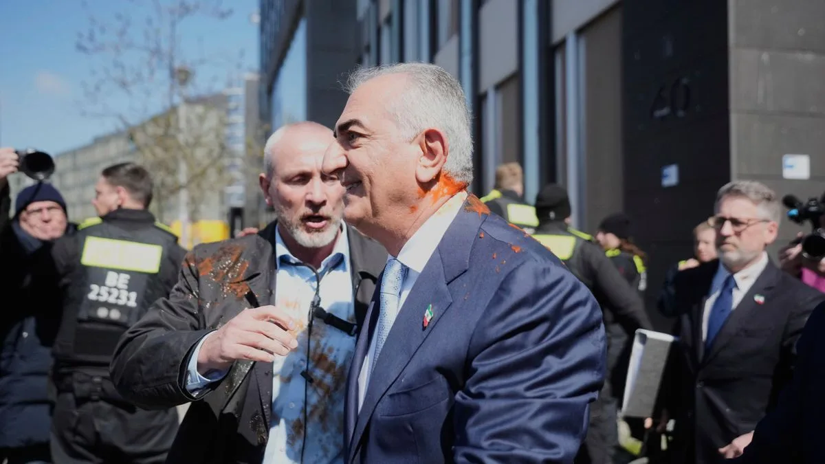 Schah-Sohn Reza Pahlavi in Berlin mit roter Soße bespritzt