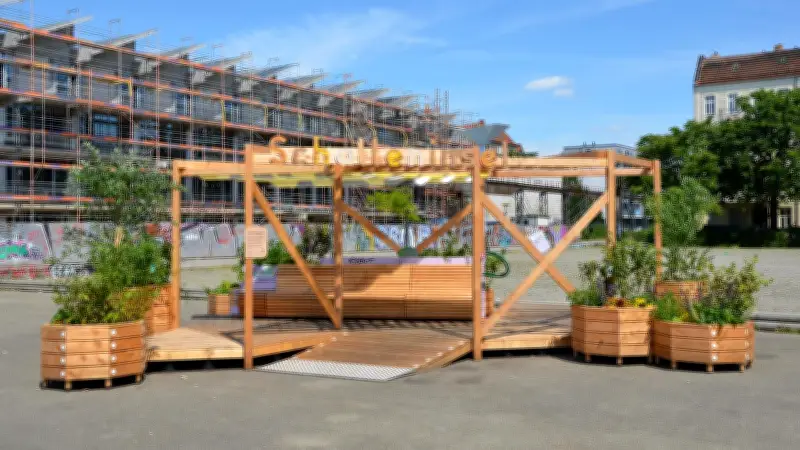 Schatteninsel in Berlin: Hilft die Holzkonstruktion gegen Rekordhitze?