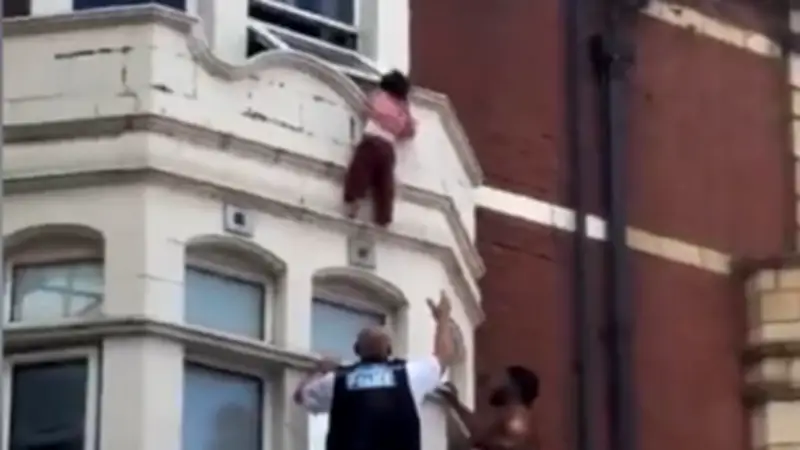 Schock in Ost-London: Kleinkind hängt aus Fenster über Einkaufsstraße