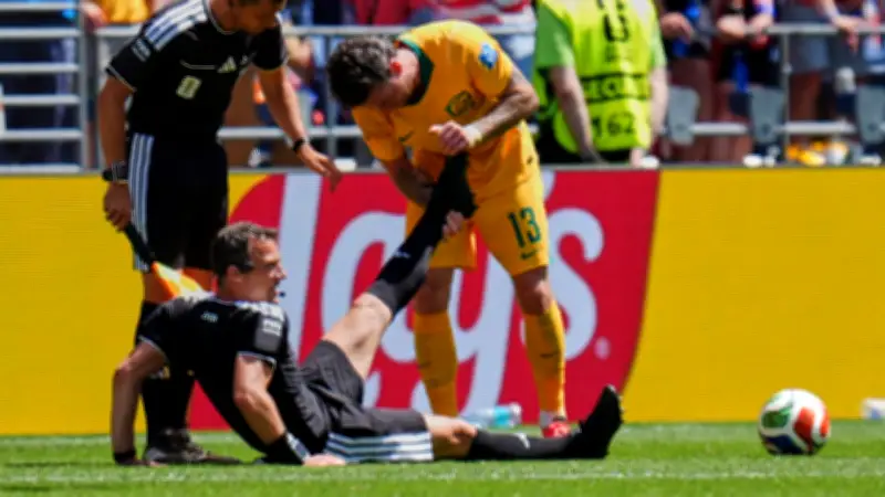 Schockmoment: Felix Zwayer bricht bei WM-Spiel mit Krampf zusammen