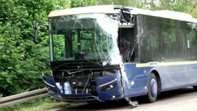 Schulbus kollidiert mit Linienbus: Kinder teils lebensgefährlich verletzt