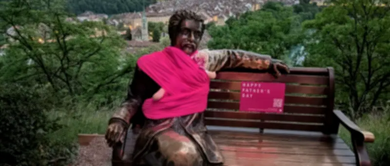 Schweizer Statuen tragen pinke Babytragetücher für mehr Vaterrolle