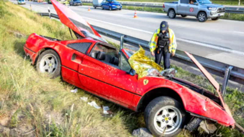 Schwerer Unfall auf A17: Ferrari-Fahrer (85) verliert Kontrolle