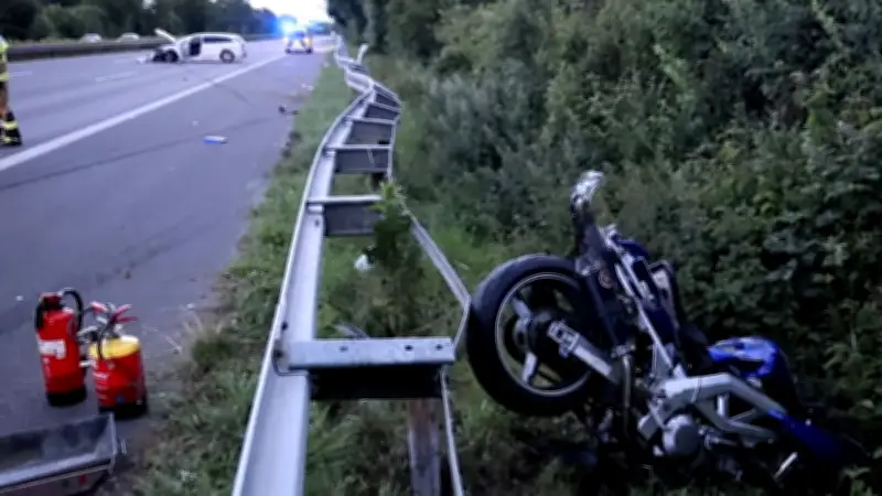 Schwerer Unfall auf A555: Motorradfahrer lebensgefährlich verletzt