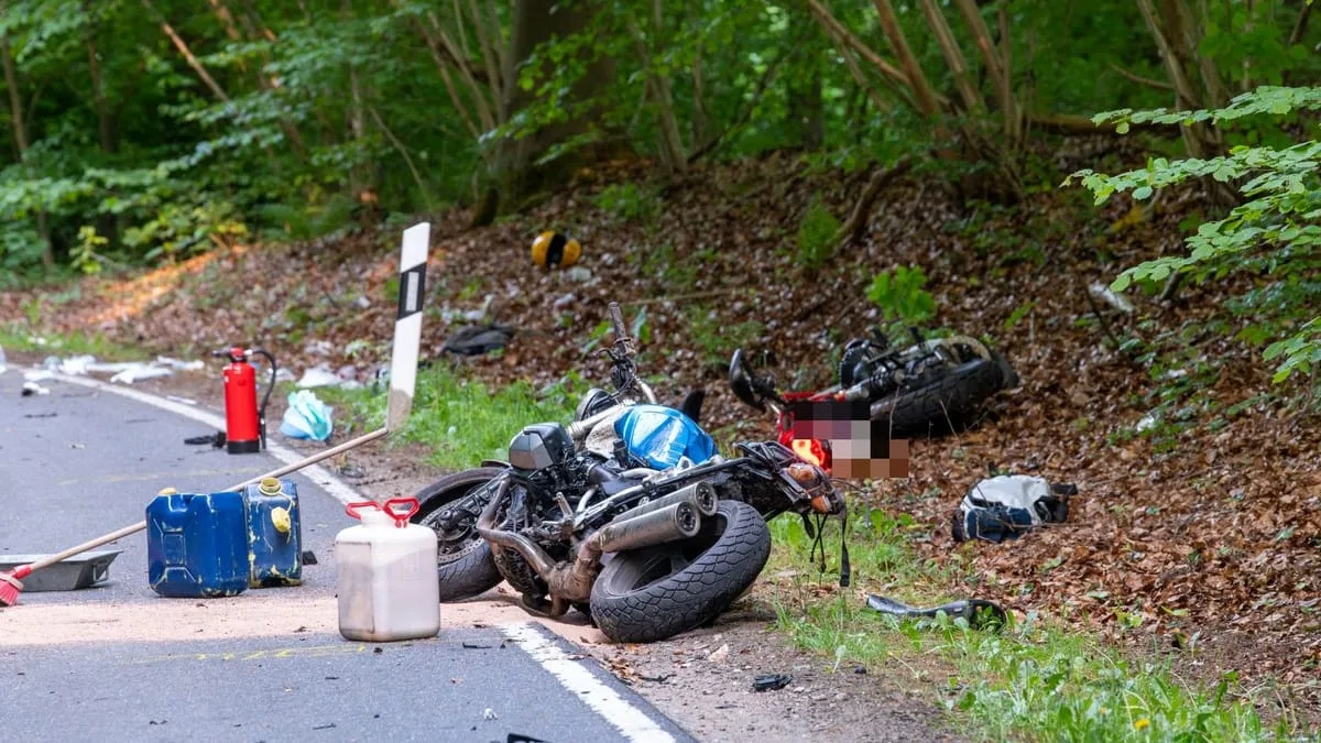 Tödlicher Unfall auf L 210: Bikerin stirbt, Verdächtiger mit Handschellen flüchtig
