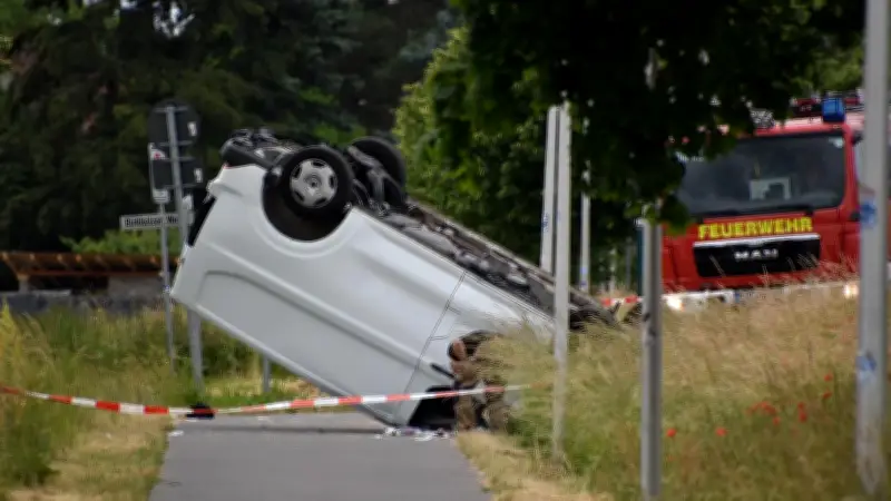 Schwerer Unfall in Bernau: Transporter überschlägt sich – mehrere Verletzte