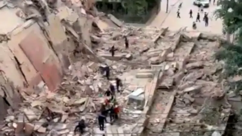 Schweres Erdbeben in Caracas: Wohnhaus stürzt ein, Rettungskräfte suchen Überlebende