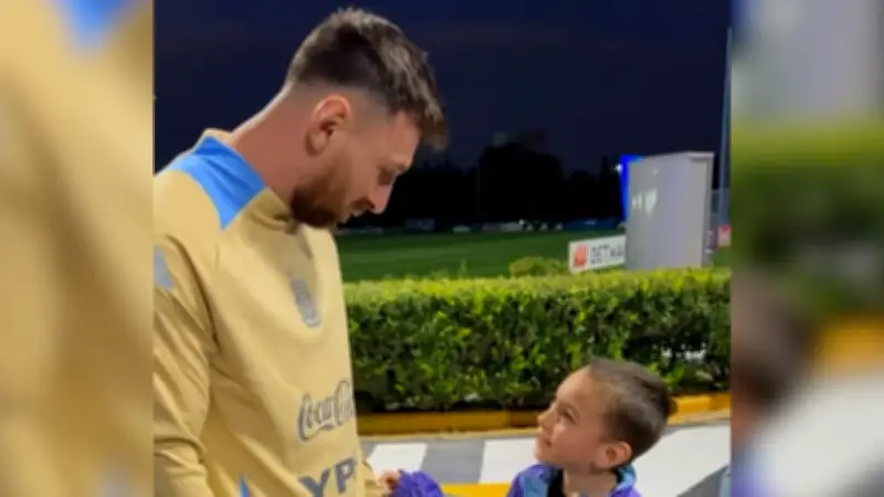 Süße Fan-Begegnung: Junge Argentinier schlägt Messi Torjubel vor