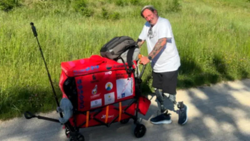 Sepsis kostete ihn die Beine – jetzt wandert er 1400 km auf Prothesen