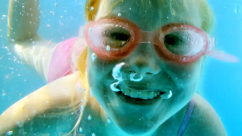 Sicher baden mit Kindern: Tipps für Meer, See und Pool