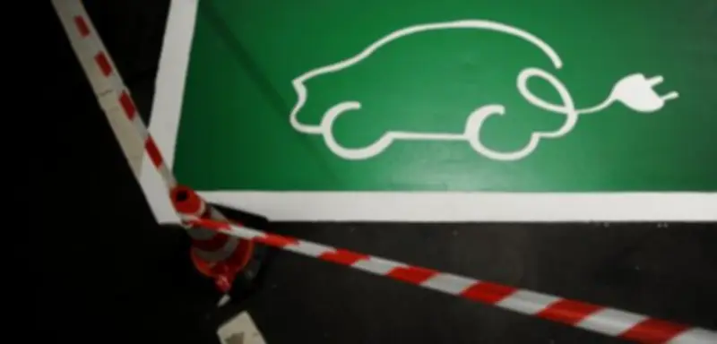 Sieben EU-Länder fordern ehrgeizigen Kurs bei E-Autos gegen Deutschland