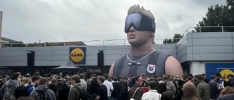 Ski Aggu begeistert Hunderte bei Gratis-Konzert auf Lidl-Parkplatz in Berlin
