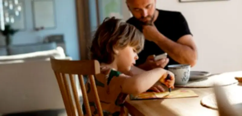 Smartphone beim Familienessen: Eltern nutzen es häufiger als Kinder