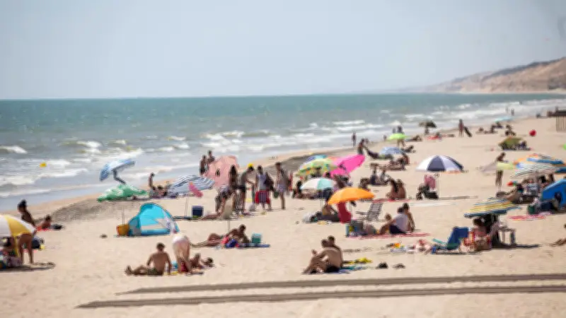 Smartphone-Pflicht für Strandduschen in Matalascañas sorgt für Empörung