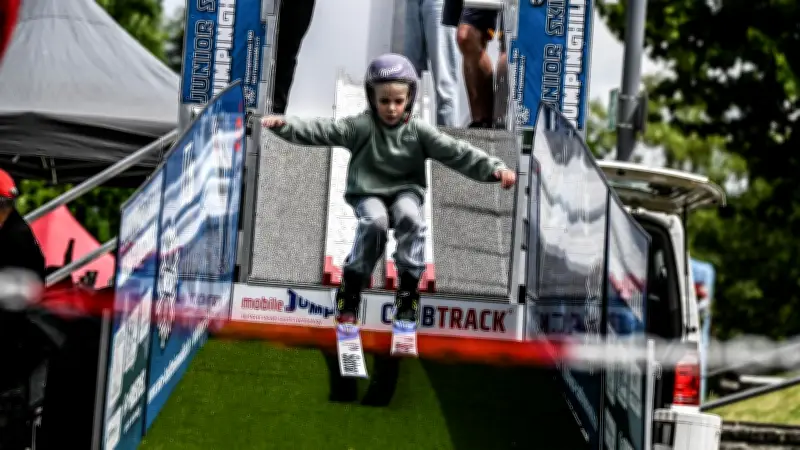 Sommer-Skispringen in Berlin: Familiensportfest begeistert