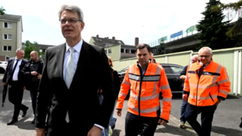 Sperrung der Bonner Friedrich-Ebert-Brücke: Schnieder sagt Hilfe zu