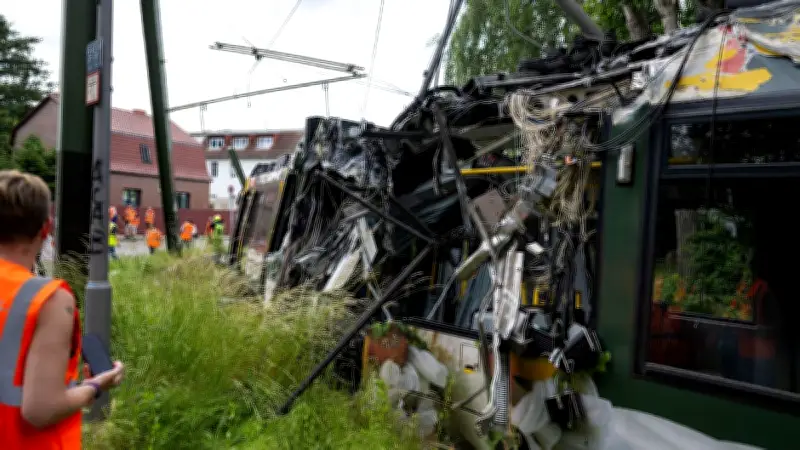 Straßenbahn entgleist und aufgerissen: Drei Schwerverletzte in Berlin