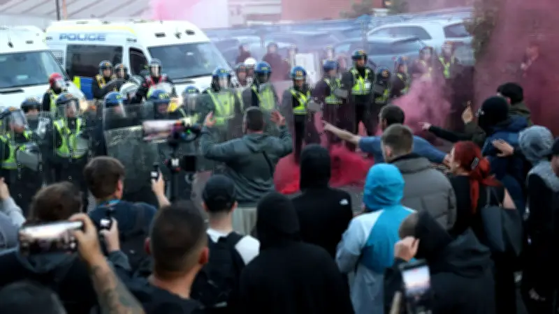 Straßenschlachten in England: Rechtspopulisten rufen „White lives matter“