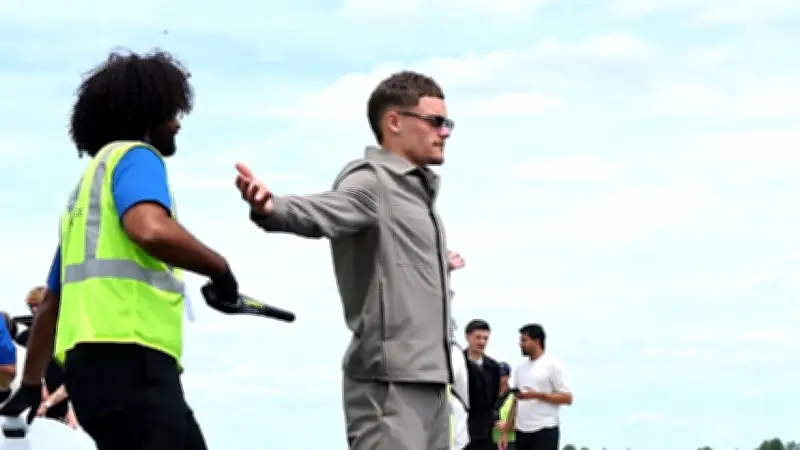 Strenge DFB-Kontrolle auf dem Rollfeld vor Abreise zum Gruppenspiel