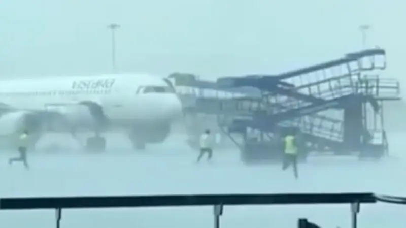 Sturmböe schiebt Gangway in Flugzeuge: Drei Air-India-Maschinen beschädigt