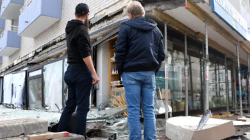 Sylt: 30 Meter langes Vordach stürzt auf Bürgersteig in Westerland