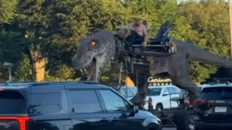 T-Rex-Auto rast durch Minneapolis: Dino im Berufsverkehr