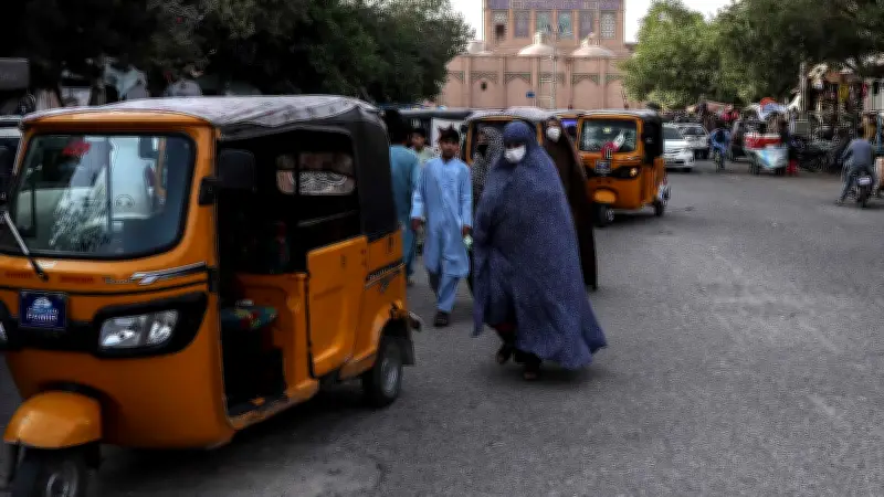 Taliban verschärfen Kleiderordnung: Frauen in Herat festgenommen