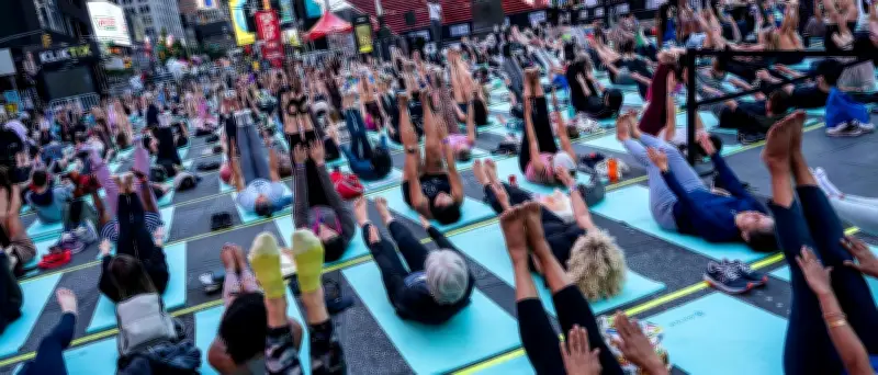 Tausende Yogafans verwandeln Times Square in Freiluftstudio