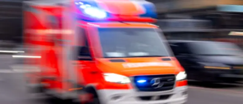 Tödlicher Unfall in Berlin-Prenzlauer Berg: Auto auf Tram-Bahnsteig geschleudert
