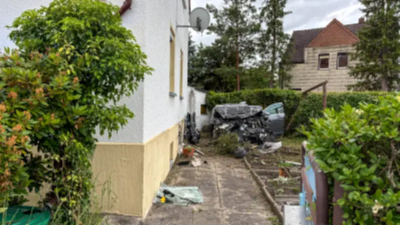 Tödlicher Unfall in Lauta: Auto kracht gegen Hauswand