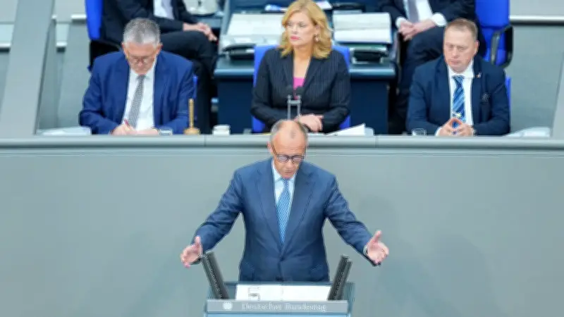 Technikpanne zu Beginn: Merz hält Rückchen-Rede im Bundestag
