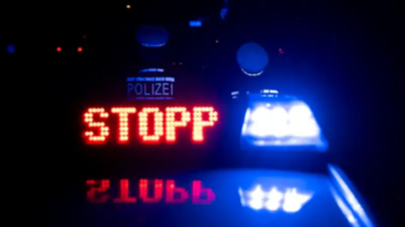 Teenager ohne Führerschein kracht nach Flucht in Polizeiauto