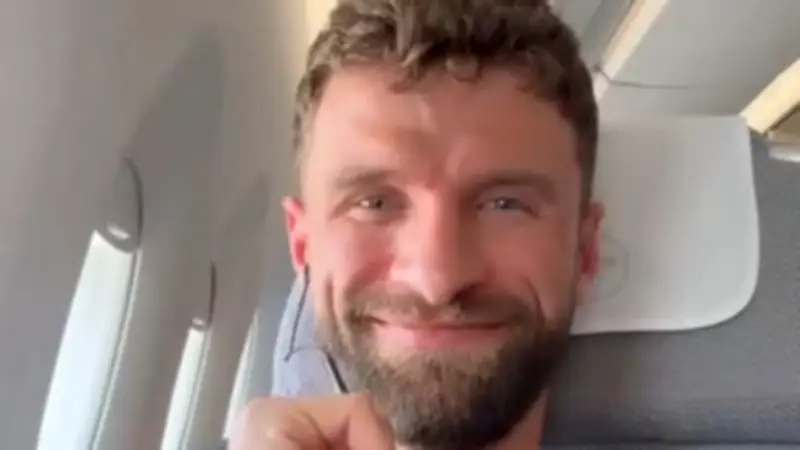 Thomas Müller schickt kultige Grüße aus dem Flieger nach Mexiko