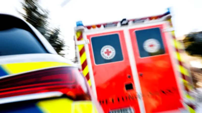 Tragischer Unfall in Bayern: Dreiköpfige Familie stirbt auf B12