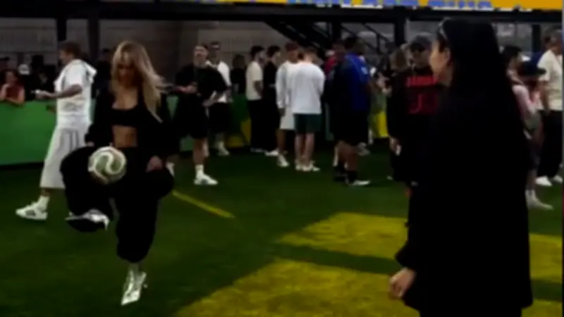 Trinity Rodman: US-Star-Fußballerin jongliert Ball mit dem Schuh