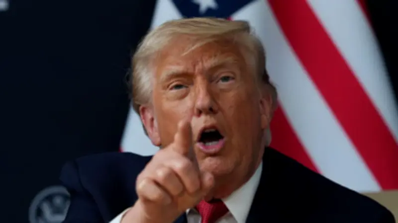 Trump verkündet vorzeitig Starmers Rücktritt – Premier unter Druck