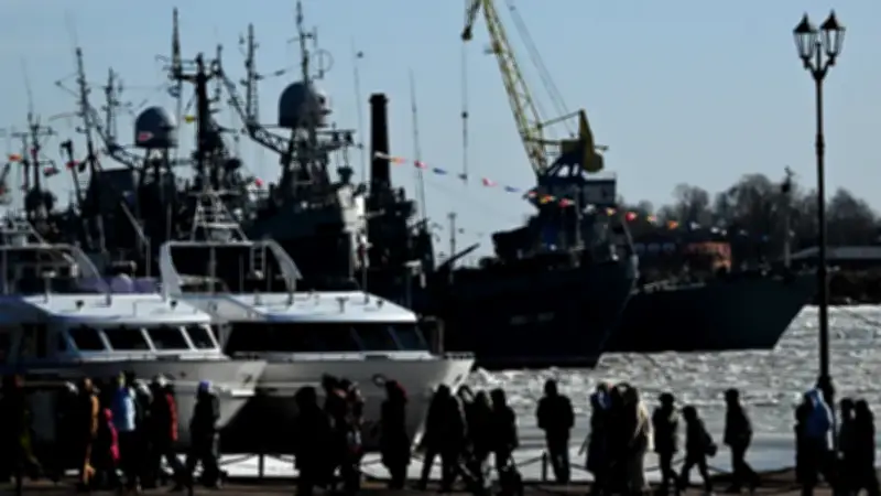 Ukraine trifft russisches Kriegsschiff in Kronstadt – Kreml droht mit Vergeltung