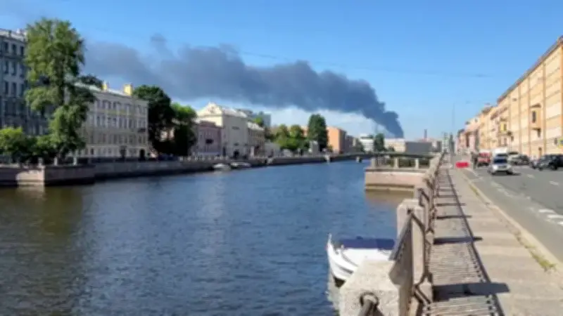 Ukrainische Drohnen greifen St. Petersburg an – Störung des Wirtschaftsforums