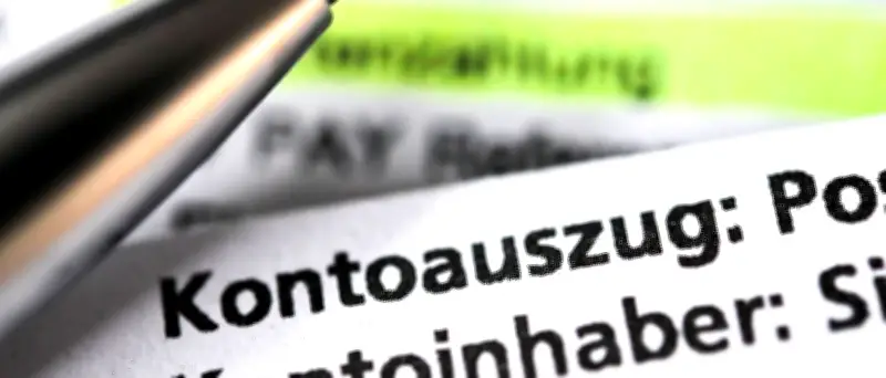 Umfrage: Jeder vierte Bankkunde zahlt über 100 Euro für Girokonto