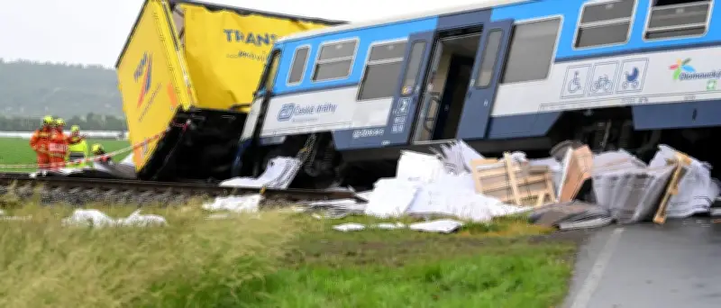 Unfall in Tschechien: Personenzug kollidiert mit Lkw an unbeschranktem Bahnübergang