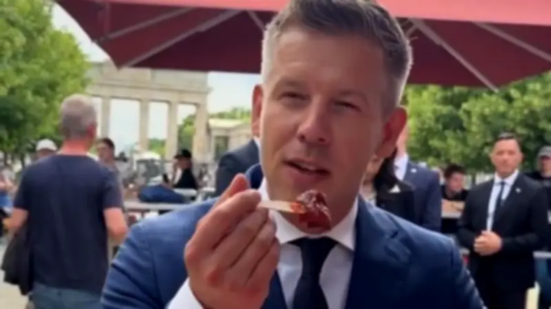 Ungarns Premier Magyar genießt erste Berliner Currywurst nach Merz-Treffen