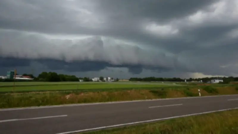 Unwetterchaos in Deutschland: Blitze, Gewitter und Regenwalze
