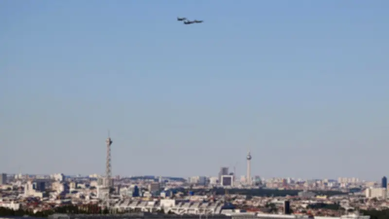 US-Kampfjets und Eurofighter überfliegen Berlin: Spektakel zum US-Unabhängigkeitstag