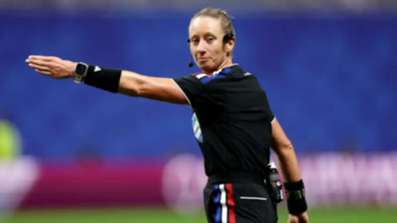 US-Schiri Tori Penso pfeift Deutschland gegen Ecuador bei WM