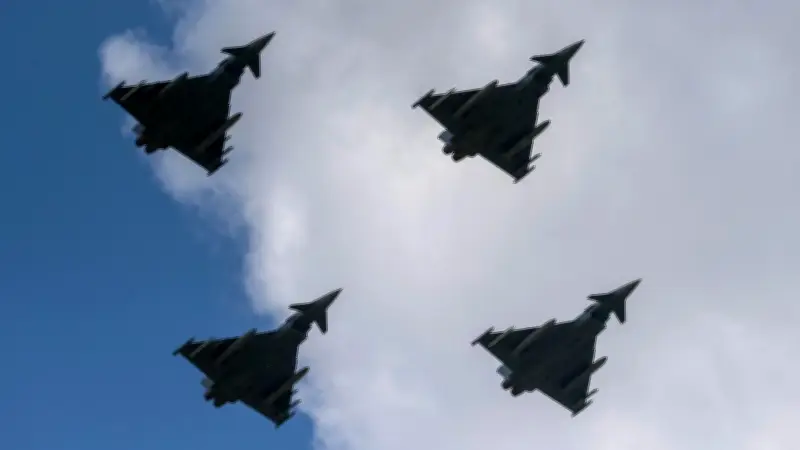 US- und deutsche Kampfjets fliegen über Berlin am Dienstagabend
