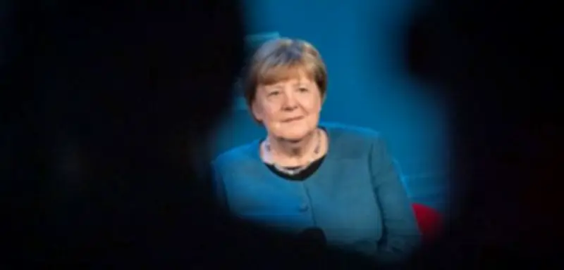 Van Aken schlägt Merkel als EU-Vermittlerin im Ukraine-Krieg vor