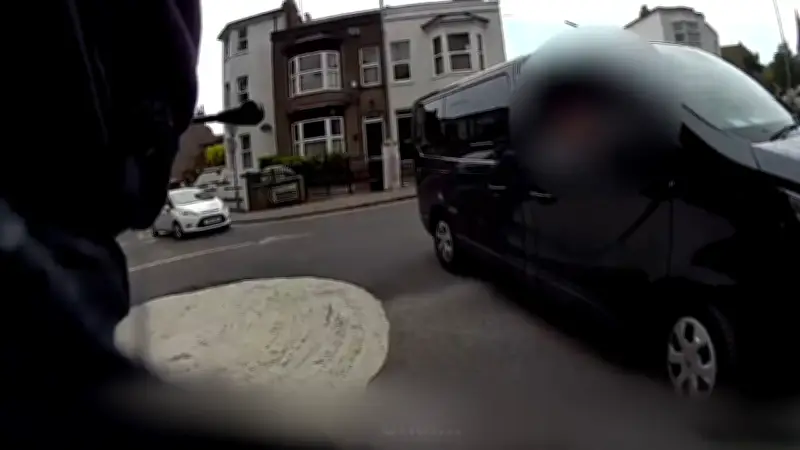 Van-Fahrer stoppt Flüchtigen: Verfolgungsjagd in Kent endet dank Zivilcourage