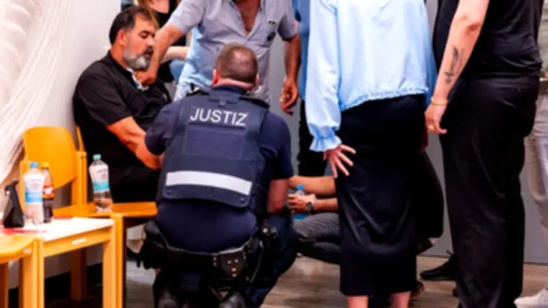 Vater von getötetem Zugbegleiter Serkan bricht im Gericht zusammen