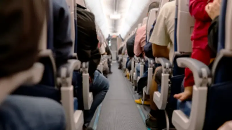 Warum Sie im Flugzeug besser die Schuhe anbehalten sollten