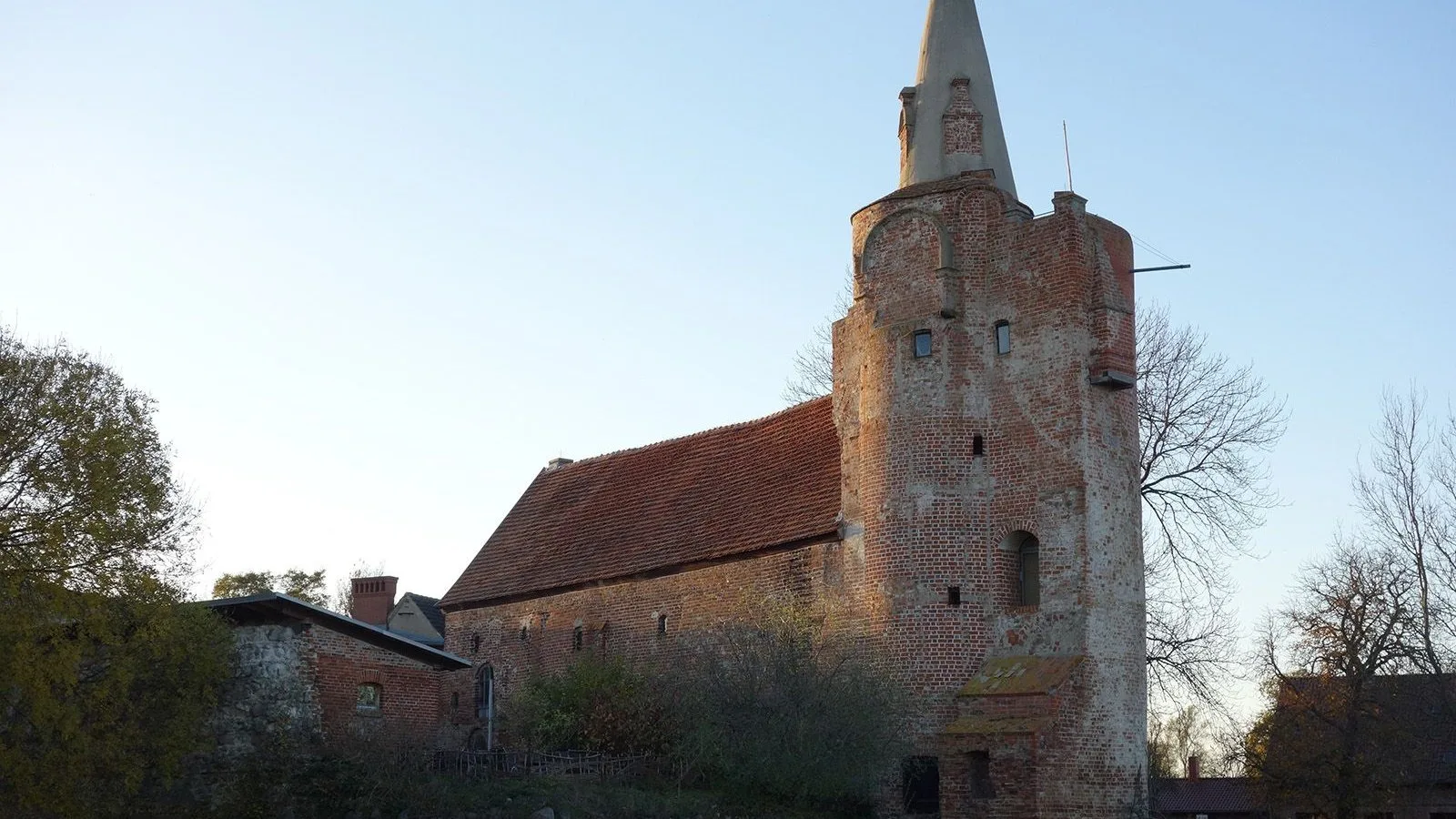 Helfer für Weidenschneiden auf Burg Klempenow gesucht